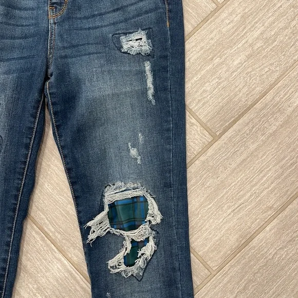 Judy Blue distressed jeans - Picture 3 of 6
